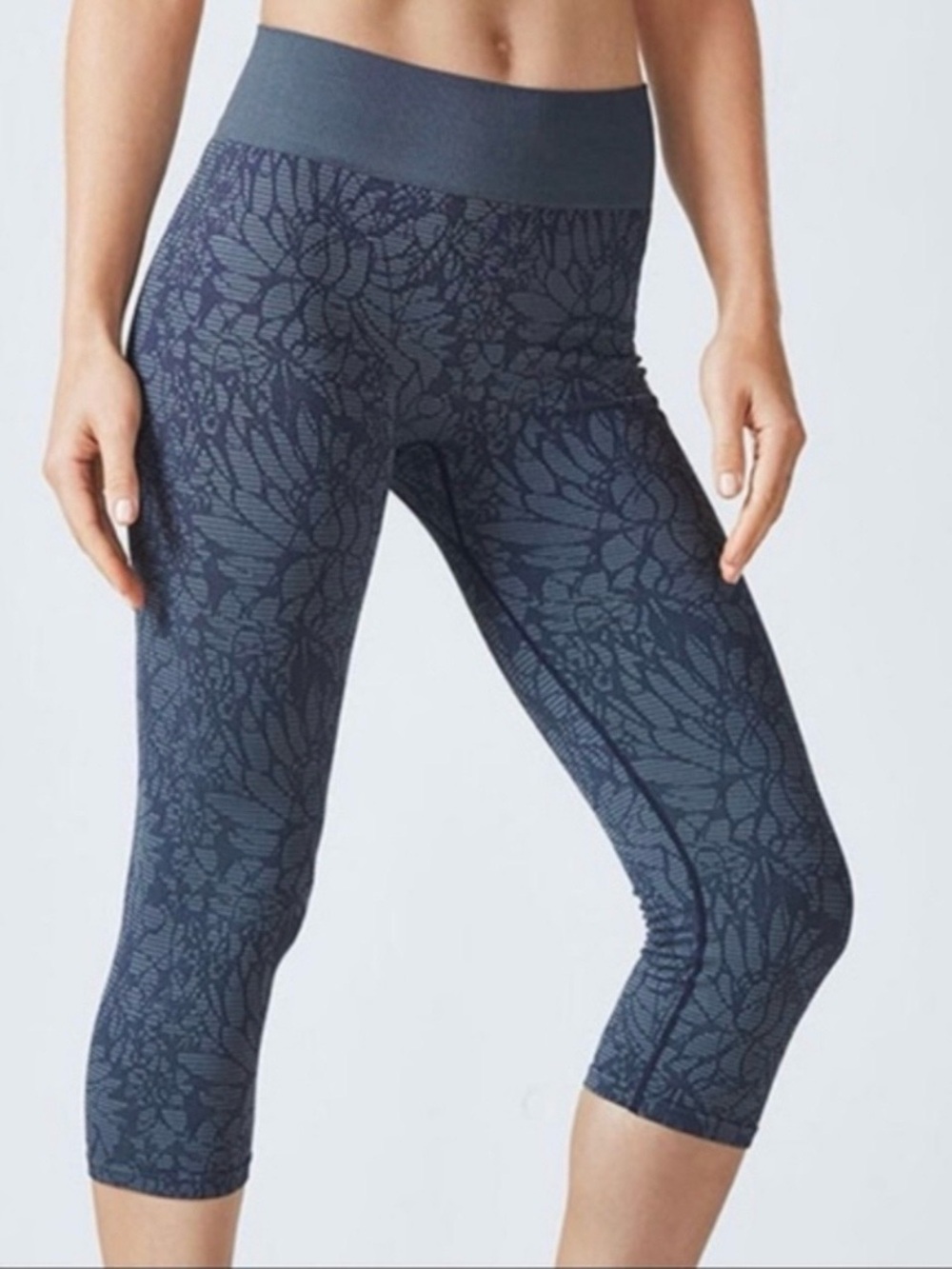 Fabletics Women’s Sebastian Floral
 Crop Leggings Gray Navy Seamless Activewear